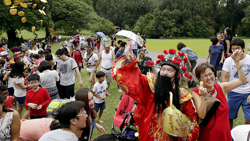 Thousands throng outdoors as CNY weather stays mostly dry