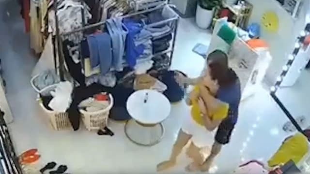 色狼持刀闯店企图性侵 越南女老板装配合机智脱险