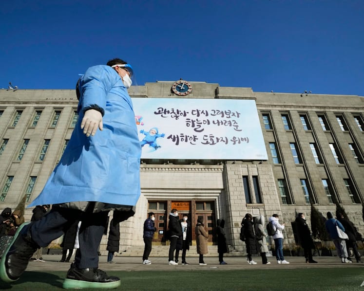 South Korea expands rapid testing amid record COVID-19 infections 