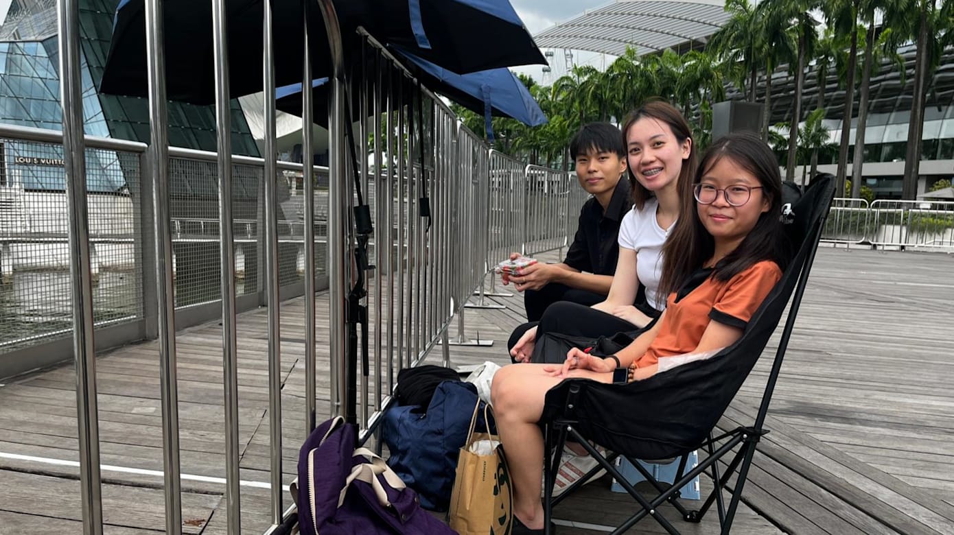 为了观赏烟火，不少民众提早到场占位子。大家也有备而来，带了零食和便携椅子。（图：刘伟聪）