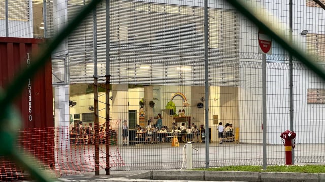 担心地铁故障影响会考 家长提早送孩子上学
