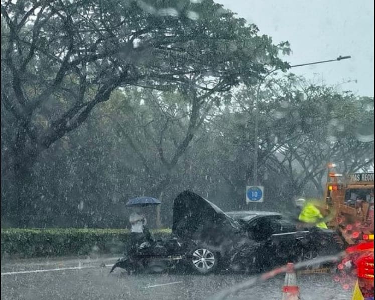 11 people taken to hospital following accident involving car and lorry along KPE
