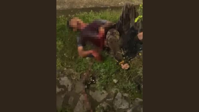 马男新山餐馆外突切腹自残 肚破肠流倒卧水沟旁