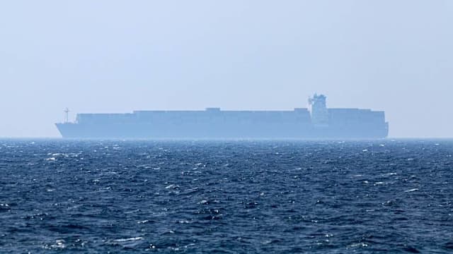 报复行动波及阿曼 油轮遇袭四人伤