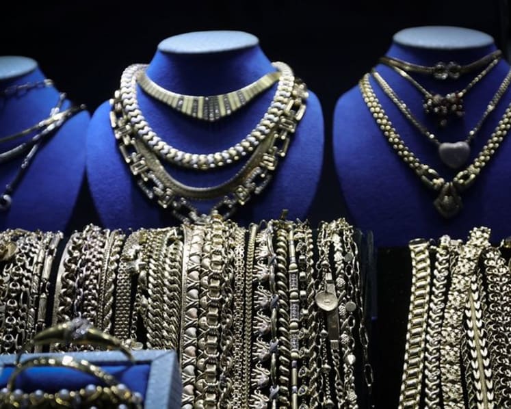 Gold, silver extend fall as CME margin hikes compound sharp selloff
