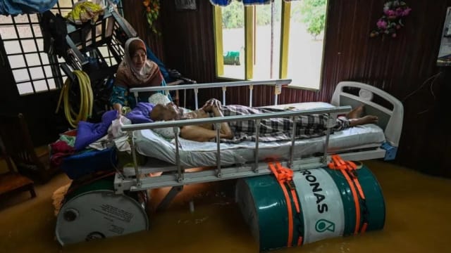父亲卧病不起 马国男铁桶绑床助他浮水面免避难