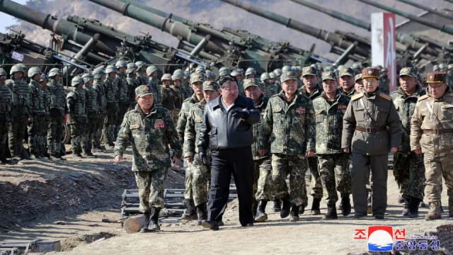 金正恩亲自指导人民军进行炮弹射击训练
