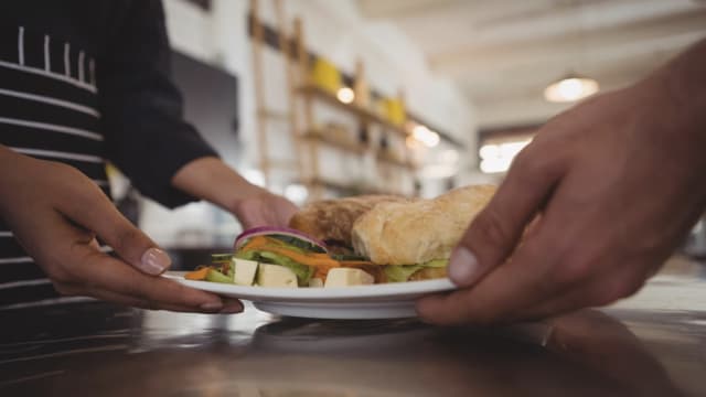 教育部修订学校食堂定价指南 摊贩计划上调价格