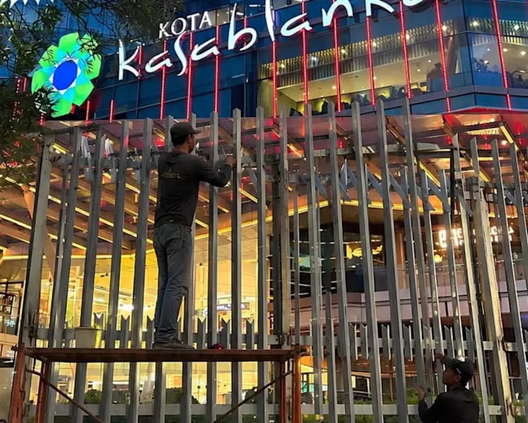 Jakarta governor, police urge calm after malls erect fences purportedly to guard against unrest Jakarta governor, police urge calm after malls erect fences purportedly to guard against unrest