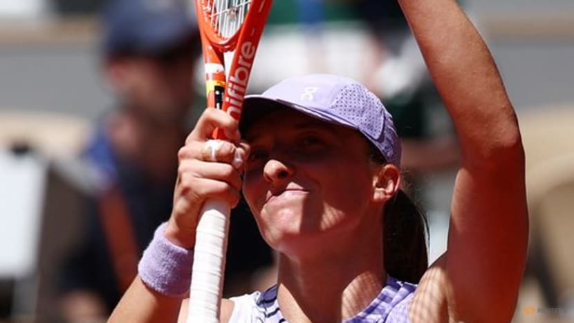 Swiatek on one-way street to second round in Paris