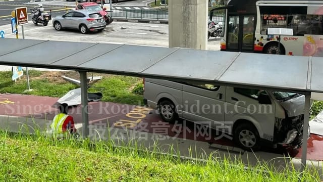 轿车疑闯红灯酿车祸 导致货车失控撞行人道 两人送院