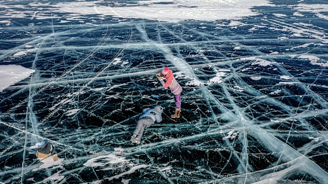 湖冰面破裂沉车 俄司机和七名中国游客恐遇难