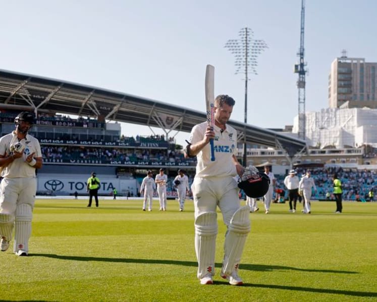 New Zealand punish England as Nicholls century builds huge lead