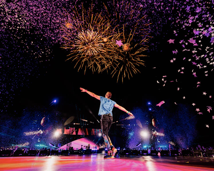 Penerjemah bahasa isyarat bantu penyandang tunarungu menikmati konser Coldplay 
