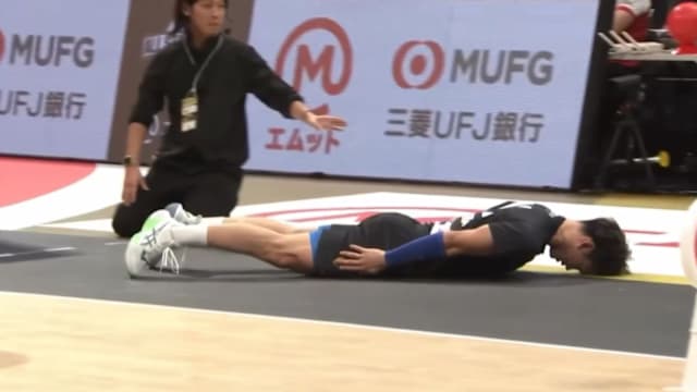 日本排球名将失手击中工作人员 身体俯冲滑跪成名场面