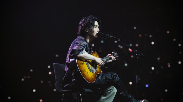 狮城首办个唱展音乐才华　SUGA为幸运粉丝唱生日歌