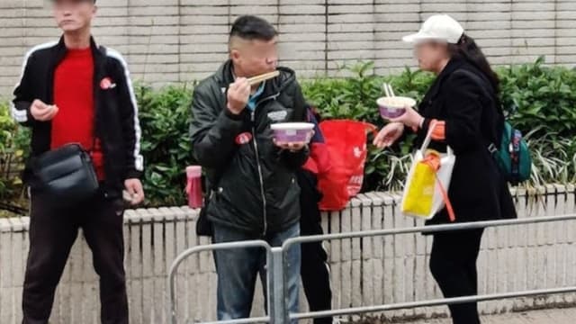 中国大陆旅游团访香港 公厕旁吃杯面等“奇景”引网民关注
