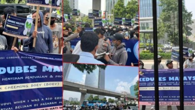 Tunjuk-tunjuk perasaan di hadapan kedutaan M'sia di Jakarta bantah penjualan komik burukkan amah Indonesia