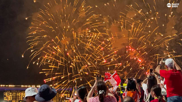 360度全景烟火 点亮滨海湾夜空