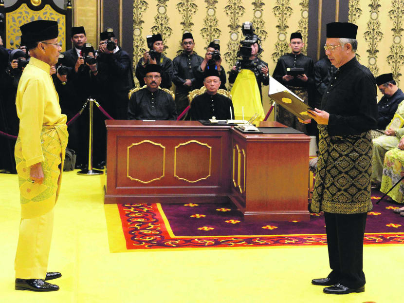 Mr Najib taking his oath of office under the watchful eye of Malaysian King Tuanku Abdul Halim (left) at the National Palace in Kuala Lumpur yesterday. Photo: AP