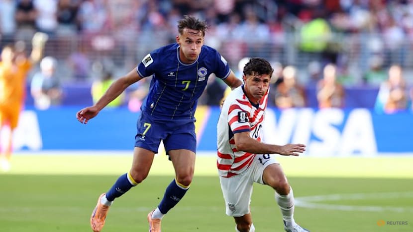 Ten-man United States beat Bosnia 2-0 to reach World Cup round of 16