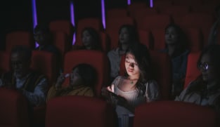 Mengapa kita tak bisa berhenti scrolling ponsel saat menonton? 