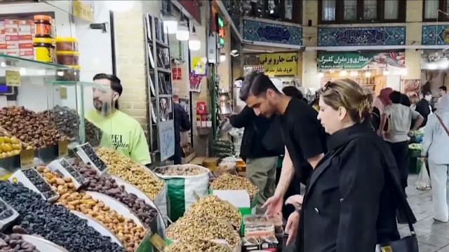 美伊冲突冲击伊朗经济 货币暴跌物价飙升民众叫苦
