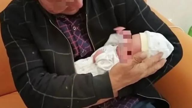 中国新生儿黄疸值高 在医院照蓝光时死亡