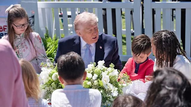 参加复活节活动  特朗普称自己的签名值钱并再嘲讽拜登使用机器签名