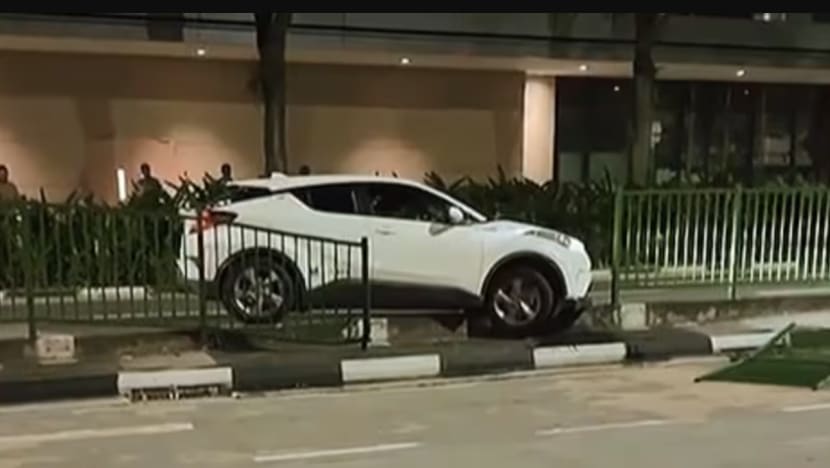 Lelaki diberkas selepas rempuh pembahagi jalan, langgar bendul di Race Course Road