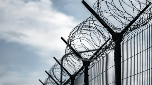 美国十名囚犯凿穿墙壁后越狱 其中一人已被抓获