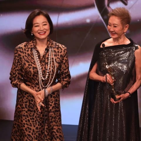 林青霞惊喜现身香港电影金像奖！40年黄金搭档徐克、施南生获终身成就奖