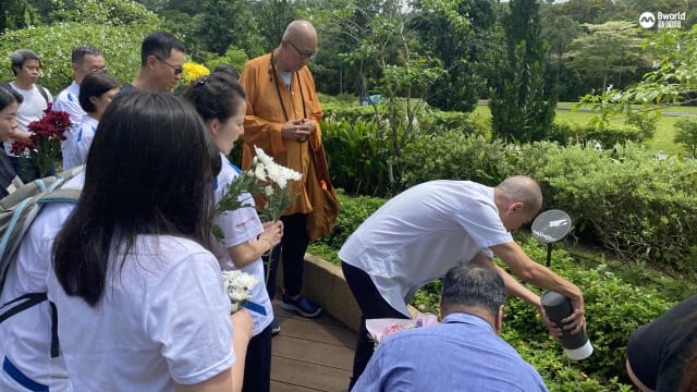 冰淇淋老伯绿葬花丛中 亲友雨中祝愿“一路走好”