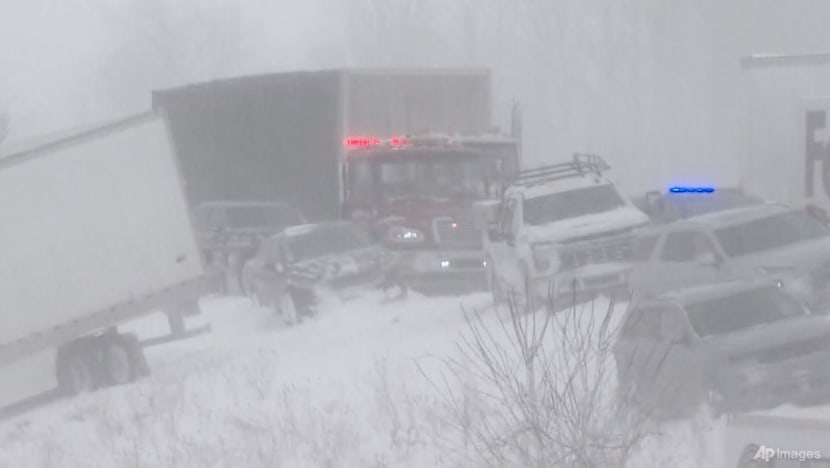 Heavy snow in US strands drivers in 100-vehicle crash