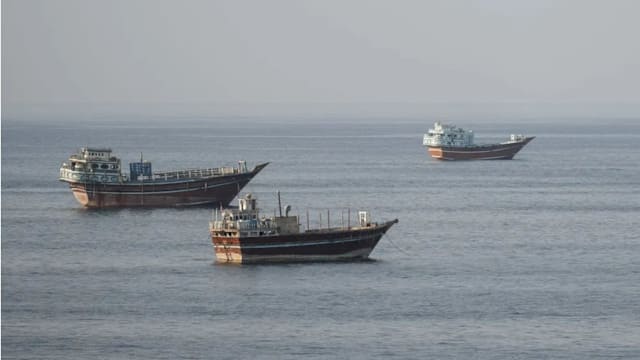 霍峡两油轮遭不明飞行物击中