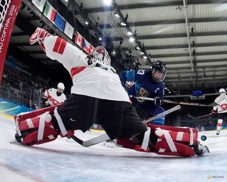 Ice hockey-Change of goalie helps Swiss reach women's semis as Braendli saves all