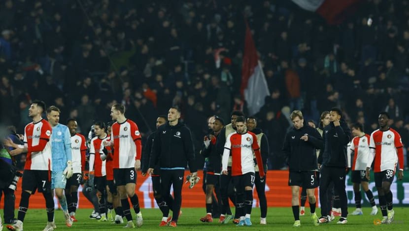 Feyenoord profit from goalkeeping error to edge Milan