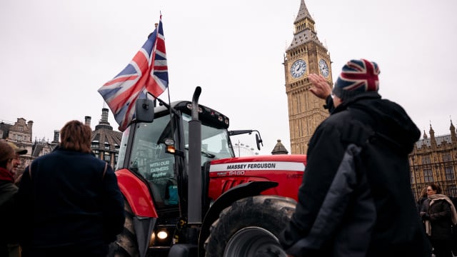 英国大批农民驾拖拉机占伦敦市中心 抗议政府征收遗产税