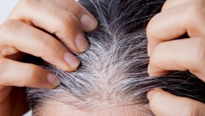Pengering rambut antara punca uban pada usia muda