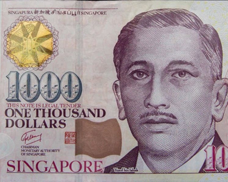 Money changer gets fine for trying to bribe Maybank employee to get discontinued S$1,000 notes for profit