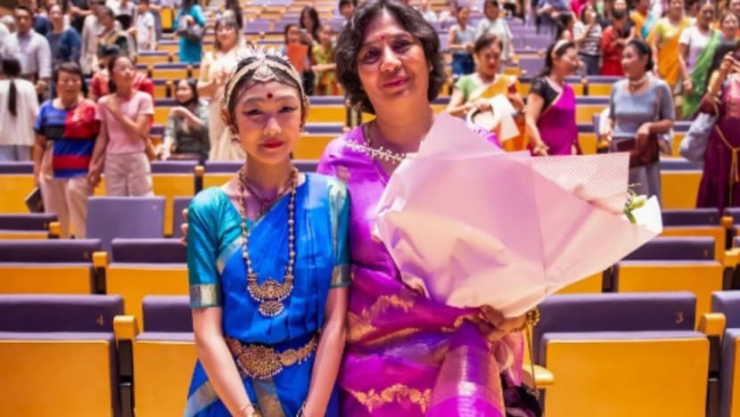 சீனாவில் பரதநாட்டிய அரங்கேற்றம் முடித்து வரலாறு படைத்த 13 வயதுச் சிறுமி சீனாவில் பரதநாட்டிய அரங்கேற்றம் முடித்து வரலாறு படைத்த 13 வயதுச் சிறுமி