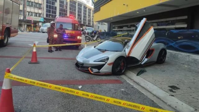 马国男子卧尸跑车内 疑开车时猝死 