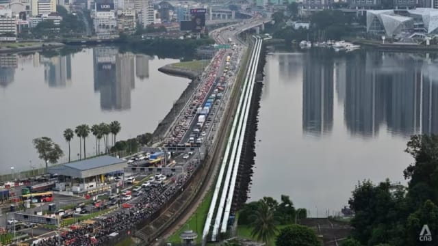 连续两天降雨加上学校假期 陆路关卡交通拥堵加剧
