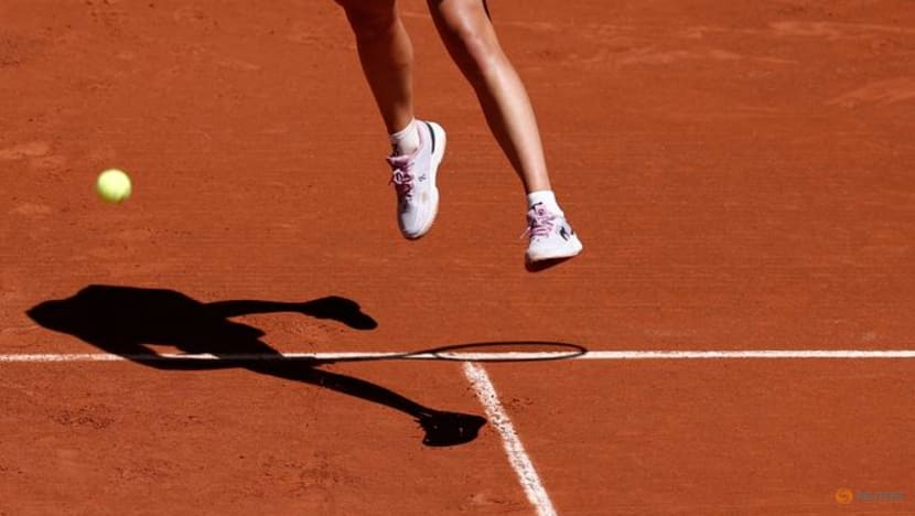 Erratic Swiatek reaches French Open round three