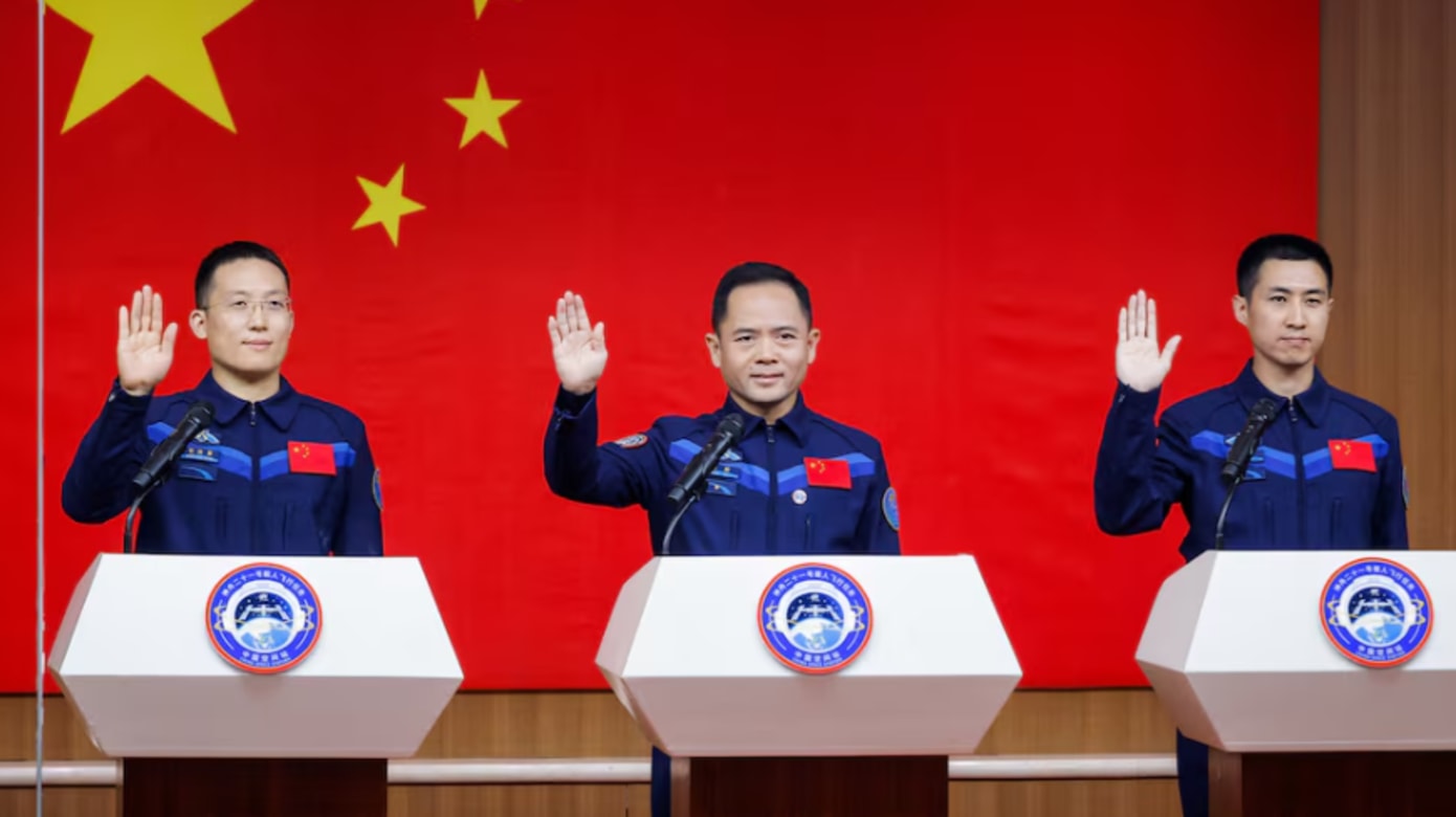 中国神州二十号航天员乘组返回地球 三人健康状况良好