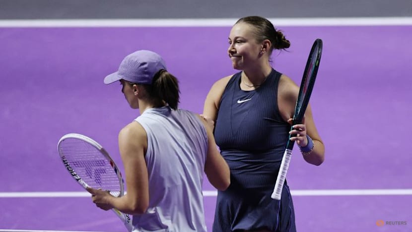 Anisimova outlasts Swiatek at WTA Finals to join Rybakina in semis