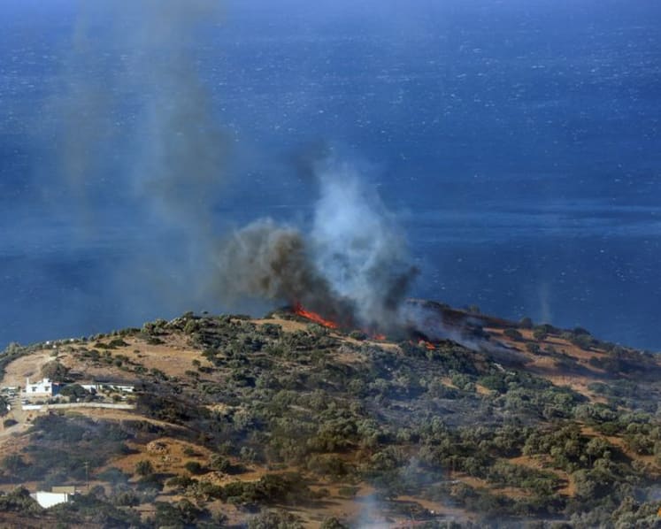 Firefighters battle to contain deadly Crete blaze in Greece