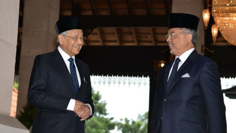 Agong panggil Mahathir ke Istana di tengah-tengah saingan jawatan PM dengan Anwar