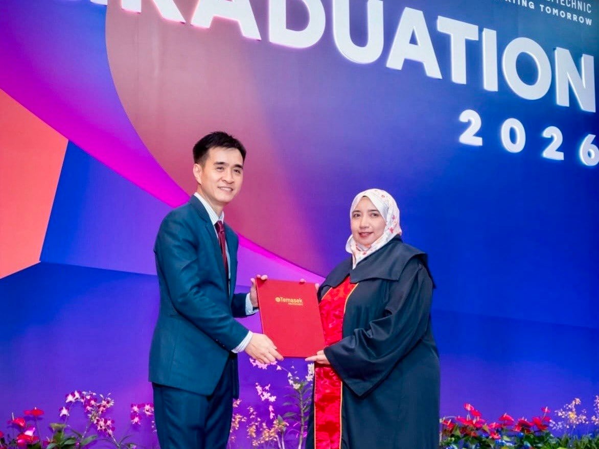Ibu satu ini memutuskan untuk kembali ke bangku kuliah bersama putranya di usia 40