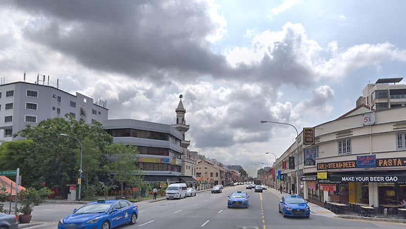 Lelaki diberkas selepas pegawai polis diheret ke jalan raya sewaktu pemeriksaan